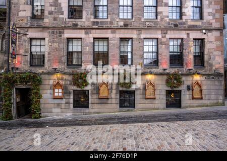 Weihnachtsschmuck in der Witchery by the Castle auf der Royal Mile in der Altstadt von Edinburgh, Schottland, Großbritannien Stockfoto