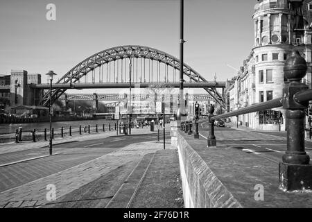 Ein Blick auf die Landschaft mit Blick auf die Quayside in Newcastle upon Tyne in Richtung der berühmten Tyne Bridge in der Ferne. Stockfoto