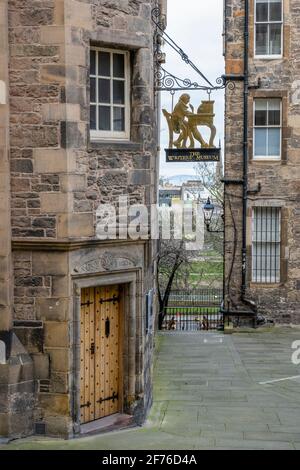 Das Schriftstellermuseum auf Lady Stairs Close Off Lawnmarket in der Altstadt von Edinburgh, Schottland, Großbritannien Stockfoto