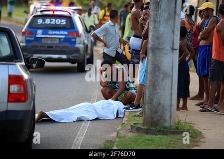 salvador, bahia / brasilien - 18. oktober 2016: Die Polizei untersucht den Mord an einem Mann in der Nachbarschaft von Alphaville in der Stadt Salvador. Stockfoto