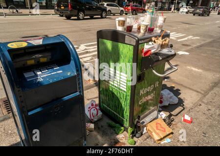 New York, USA. April 2021. Eine feine Auswahl an Müll aus einem überfüllten Mülltonnen in New York am Sonntag, den 4. April 2021. (Foto von Richard B. Levine) Quelle: SIPA USA/Alamy Live News Stockfoto