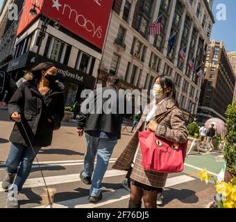 New York, USA. April 2021. Maskierte Einkäufer am Sonntag, den 4. April 2021, auf dem Herald Square in Manhattan in New York. (Foto von Richard B. Levine) Quelle: SIPA USA/Alamy Live News Stockfoto