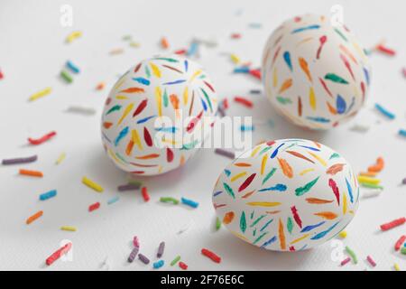 Bemalte Streckle Ostereier auf weißem Tisch Stockfoto