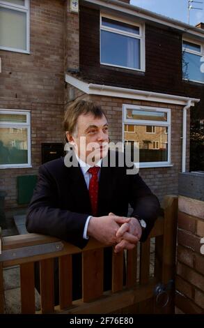 ANDREW SMITH IN SEINEM HAUS AUF DEM ANWESEN VON BLACKBIRD LEYS IN OXFORD,27/2/04 PILSTON Stockfoto