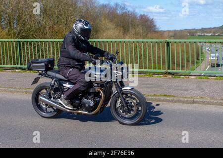 Triumph Speed Twin; Motorradfahrer; zweirädriger Transport, Motorräder, Fahrzeug auf britischen Straßen, Motorräder, Motorradfahrer fahren in Manchester, Großbritannien Stockfoto