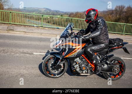2020 KTM 1290 Superduke; Motorradfahrer; zweirädriger Transport, Motorräder, Fahrzeug auf britischen Straßen, Motorräder, Motorradfahrer, die in Manchester, Großbritannien, unterwegs sind Stockfoto