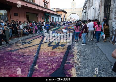 Komplizierte und lebendige Sägemehl-Alfombras schmücken die kopfsteingepflasterten Straßen von Antigua, Guatemala, in Vorbereitung auf die Semana Santa-Prozessionen. Stockfoto