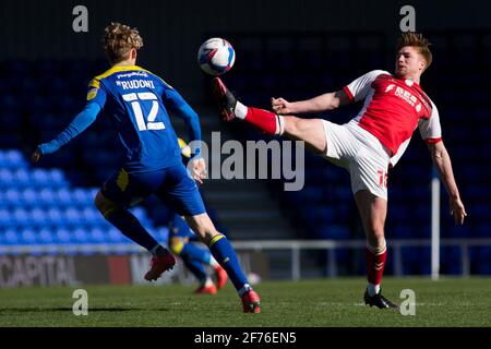 LONDON, GROSSBRITANNIEN. 5. APRIL: Callum Camps of Fleetwood Town kontrolliert den Ball während des Spiels der Sky Bet League 1 zwischen AFC Wimbledon und Fleetwood Town in Plough Lane, Wimbledon, London am Montag, 5. April 2021. (Quelle: Federico Maranesi) Quelle: MI News & Sport /Alamy Live News Stockfoto