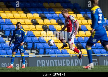 LONDON, GROSSBRITANNIEN. 5. APRIL: Callum Camps of Fleetwood Town kontrolliert den Ball während des Spiels der Sky Bet League 1 zwischen AFC Wimbledon und Fleetwood Town in Plough Lane, Wimbledon, London am Montag, 5. April 2021. (Quelle: Federico Maranesi) Quelle: MI News & Sport /Alamy Live News Stockfoto