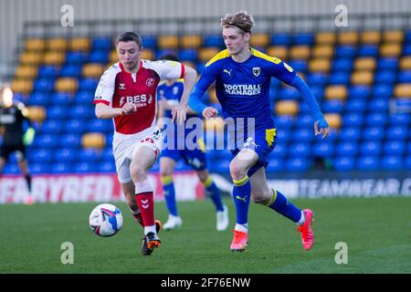 LONDON, GROSSBRITANNIEN. 5. APRIL: Jack Rudoni vom AFC Wimbledon kontrolliert den Ball während des Spiels der Sky Bet League 1 zwischen AFC Wimbledon und Fleetwood Town in der Plough Lane, Wimbledon, London am Montag, 5. April 2021. (Quelle: Federico Maranesi) Quelle: MI News & Sport /Alamy Live News Stockfoto