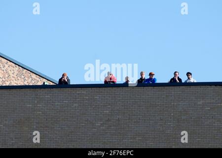 LONDON, GROSSBRITANNIEN. 5. APRIL: Am Montag, den 5. April 2021, wird das Spiel während des Spiels der Sky Bet League 1 zwischen AFC Wimbledon und Fleetwood Town in der Plough Lane, Wimbledon, London, beobachtet. (Quelle: Federico Maranesi) Quelle: MI News & Sport /Alamy Live News Stockfoto