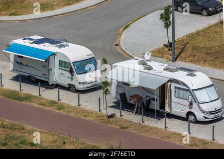 Regua / Portugal - 10/02/2020 : Blick auf einen älteren Mann außerhalb des Wohnmobils, der auf der Seite an der Straße auf dem ausländischen Touristen-Campingplatz geparkt ist... Stockfoto