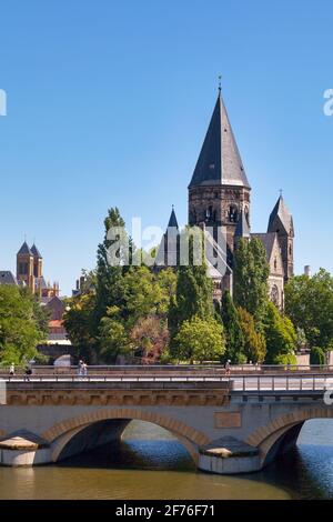 Der Tempel Neuf (deutsch: Neuer Tempel) ist eine protestantische Kirche auf der Insel Petit-Saulcy in Metz, die von der Mosel umgeben ist. Stockfoto