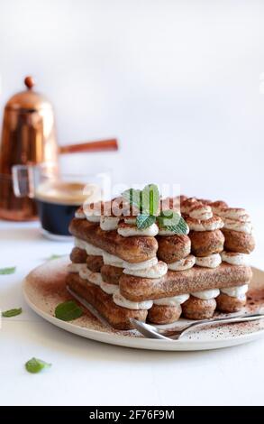 Tiramisu.Traditionelles italienisches Dessert auf einem Teller isoliert auf weißem Hintergrund. Stockfoto