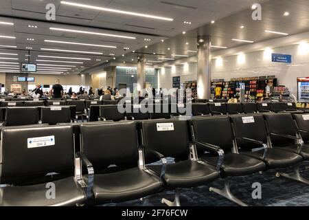 Ft. Lauderdale, Usa. April 2021. Passagiere warten am 2. April 2021 im Terminal 2 des Fort Lauderdale-Hollywood International Airport (FLL) in Broward County. Seit Beginn der Coronavirus-Pandemie vor mehr als einem Jahr waren die Flughäfen in den letzten Wochen immer stärker ausgelasteten als zu irgendeinem anderen Zeitpunkt. (Foto von Samuel Rigelhaupt/ Quelle: SIPA USA/Alamy Live News Stockfoto