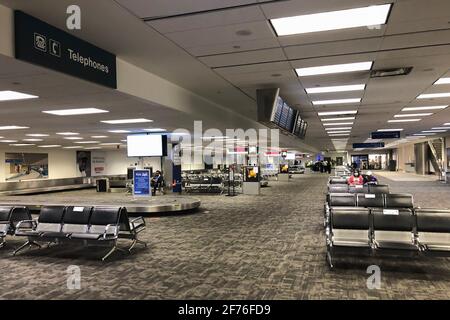 Ft. Lauderdale, Usa. April 2021. Passagiere warten am 2. April 2021 im Terminal 2 des Fort Lauderdale-Hollywood International Airport (FLL) in Broward County. Seit Beginn der Coronavirus-Pandemie vor mehr als einem Jahr waren die Flughäfen in den letzten Wochen immer stärker ausgelasteten als zu irgendeinem anderen Zeitpunkt. (Foto von Samuel Rigelhaupt/ Quelle: SIPA USA/Alamy Live News Stockfoto