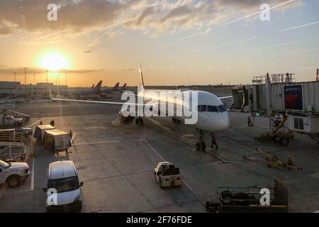 Ft. Lauderdale, Usa. April 2021. Passagiere warten am 2. April 2021 im Terminal 2 des Fort Lauderdale-Hollywood International Airport (FLL) in Broward County. Seit Beginn der Coronavirus-Pandemie vor mehr als einem Jahr waren die Flughäfen in den letzten Wochen immer stärker ausgelasteten als zu irgendeinem anderen Zeitpunkt. (Foto von Samuel Rigelhaupt/ Quelle: SIPA USA/Alamy Live News Stockfoto
