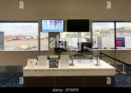 Ft. Lauderdale, Usa. April 2021. Passagiere warten am 2. April 2021 im Terminal 2 des Fort Lauderdale-Hollywood International Airport (FLL) in Broward County. Seit Beginn der Coronavirus-Pandemie vor mehr als einem Jahr waren die Flughäfen in den letzten Wochen immer stärker ausgelasteten als zu irgendeinem anderen Zeitpunkt. (Foto von Samuel Rigelhaupt/ Quelle: SIPA USA/Alamy Live News Stockfoto