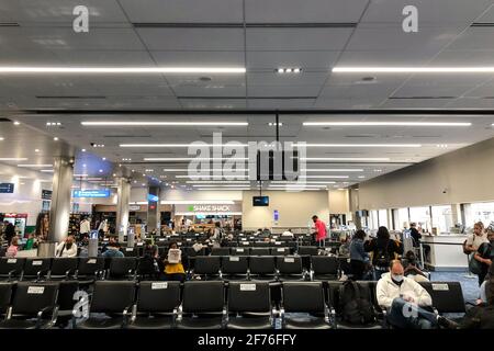 Ft. Lauderdale, Usa. April 2021. Passagiere warten am 2. April 2021 im Terminal 2 des Fort Lauderdale-Hollywood International Airport (FLL) in Broward County. Seit Beginn der Coronavirus-Pandemie vor mehr als einem Jahr waren die Flughäfen in den letzten Wochen immer stärker ausgelasteten als zu irgendeinem anderen Zeitpunkt. (Foto von Samuel Rigelhaupt/ Quelle: SIPA USA/Alamy Live News Stockfoto