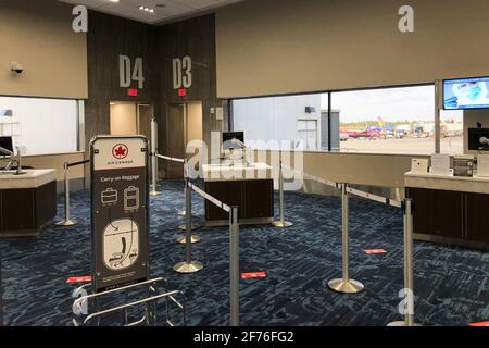 Ft. Lauderdale, Usa. April 2021. Passagiere warten am 2. April 2021 im Terminal 2 des Fort Lauderdale-Hollywood International Airport (FLL) in Broward County. Seit Beginn der Coronavirus-Pandemie vor mehr als einem Jahr waren die Flughäfen in den letzten Wochen immer stärker ausgelasteten als zu irgendeinem anderen Zeitpunkt. (Foto von Samuel Rigelhaupt/ Quelle: SIPA USA/Alamy Live News Stockfoto