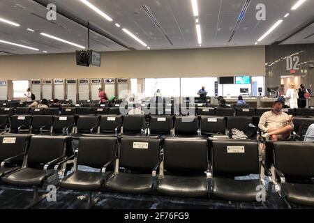 Ft. Lauderdale, Usa. April 2021. Passagiere warten am 2. April 2021 im Terminal 2 des Fort Lauderdale-Hollywood International Airport (FLL) in Broward County. Seit Beginn der Coronavirus-Pandemie vor mehr als einem Jahr waren die Flughäfen in den letzten Wochen immer stärker ausgelasteten als zu irgendeinem anderen Zeitpunkt. (Foto von Samuel Rigelhaupt/ Quelle: SIPA USA/Alamy Live News Stockfoto