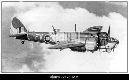 1940er-Krieg die Bristol Blenheim war ein britisches Leichtbomberflugzeug, das von der Bristol Airplane Company entworfen und gebaut wurde und in den frühen Tagen des Zweiten Weltkriegs ausgiebig eingesetzt wurde. Es wurde als interimistischer Langzeit- und Nachtjäger adaptiert, bis der Beaufighter verfügbar war. Es war eines der ersten britischen Flugzeuge, das eine Ganzmetall-Konstruktion mit gestresster Haut hatte, um einklappbare Fahrwerke, Klappen, einen angetriebenen Revolver und Propeller mit variablem Pitch zu verwenden. Stockfoto