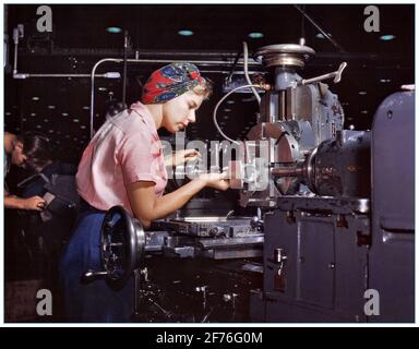 WW2 Women America war Work Production Oktober 1942. „Frauen werden nach einer sorgfältigen Ausbildung in der Schule des Werks der Douglas Aircraft Company in Long Beach, Kalifornien, zu qualifizierten Werktechnikern. Zu den hier hergestellten Flugzeugen gehören der Schwerbomber B-17F Flying Fortress, Der A-20-Sturmbomber und der C-47-Transport.“ Stockfoto