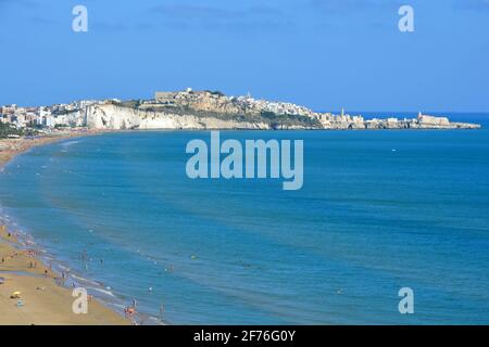 Die schöne Altstadt von Vieste mit ihrem blauen Wasser und Stränden an der Gargano-Küste, Italien Stockfoto