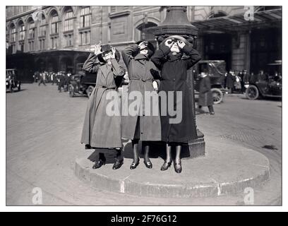 SONNENFINSTERNIS JAHRGANG der 20er Jahre drei Pariser Frauen beobachten die Sonnenfinsternis vom 8. April 1921 auf dem Cour du Havre, neben dem gare Saint-Lazare. Cour du Havre, gare Saint-Lazare, Paris, Frankreich. Datum: 8. April 1921 Stockfoto