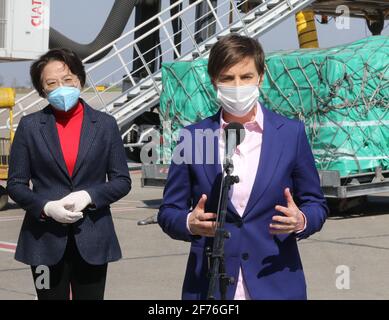 (210405) -- BELGRAD, 5. April 2021 (Xinhua) -- die serbische Premierministerin Ana Brnabic (Front) spricht bei einer Begrüßungsveranstaltung des chinesischen Sinopharm-Impfstoffes am 5. April 2021 auf dem serbischen Flughafen Belgrad. Am Montag traf eine neue Charge von COVID-19-Impfstoffen aus China in Belgrad ein. (Tanjug/Handout über Xinhua) Stockfoto