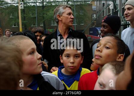 GARY LINEKER IN FITZROVIA,EIN JUGENDPROJEKT IN CAMDEN,29/4/04 PILSTONSPORTHILFE Stockfoto