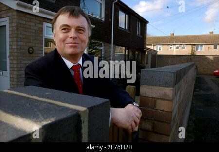 ANDREW SMITH IN SEINEM HAUS AUF DEM ANWESEN VON BLACKBIRD LEYS IN OXFORD,27/2/04 PILSTON Stockfoto