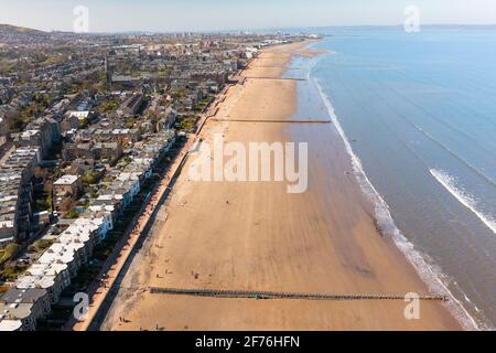 Luftaufnahme des Strandes von Portobello in Portobello, Edinburgh, Schottland, Großbritannien Stockfoto