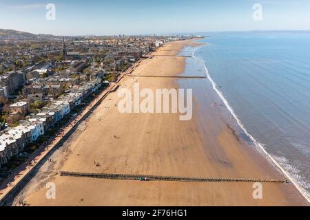 Luftaufnahme des Strandes von Portobello in Portobello, Edinburgh, Schottland, Großbritannien Stockfoto