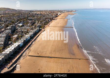 Luftaufnahme des Strandes von Portobello in Portobello, Edinburgh, Schottland, Großbritannien Stockfoto