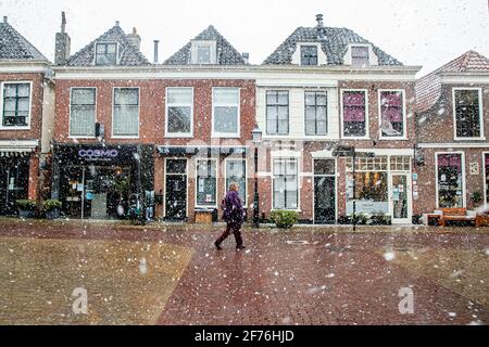 Voorburg, Niederlande. April 2021. Schnee in den Niederlanden am zweiten Ostertag in Voorburg, Niederlande, 5. April 2021. Quelle: Patrick van Katwijk//dpa/Alamy Live News Stockfoto