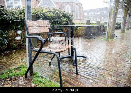 Voorburg, Niederlande. April 2021. Schnee in den Niederlanden am zweiten Ostertag in Voorburg, Niederlande, 5. April 2021. Quelle: Patrick van Katwijk//dpa/Alamy Live News Stockfoto