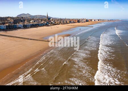 Luftaufnahme des Strandes von Portobello in Portobello, Edinburgh, Schottland, Großbritannien Stockfoto