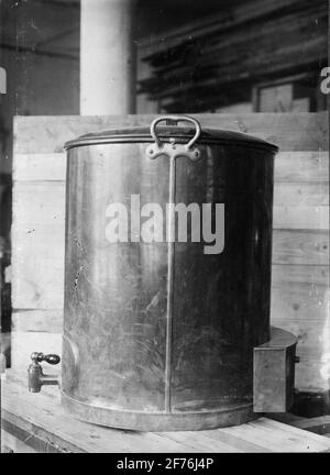 Fotografie aus Alben von Hjalmar Löfquists patentierten elektrischen Dampf- und Heißwasserkesseln für Industrie, Kraftwerke und Gehäuse. Byktråte, 5 k.W. Stockfoto