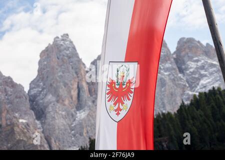 FUNES, ITALIEN - 22. SEPTEMBER 2017: Die rot-weiße Südtiroler Landesflagge ist in allen Bergrefugium wie traditionelle lokale Kleidung auf dem Wind, ha Stockfoto