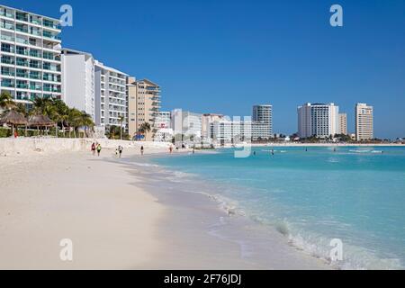 Weißer Sandstrand und Hochhäuser am Karibischen Meer in der Stadt Cancun im mexikanischen Bundesstaat Quintana Roo, Nordküste der Halbinsel Yucatán, Mexiko Stockfoto