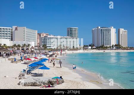 Weißer Sandstrand und Hochhäuser am Karibischen Meer in der Stadt Cancun im mexikanischen Bundesstaat Quintana Roo, Nordküste der Halbinsel Yucatán, Mexiko Stockfoto