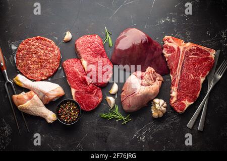 Gemischtes rohes Fleisch für Fleischfresser Stockfoto