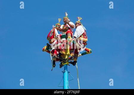 Danza de los Voladores / Tanz der Flyers / fliegende Männer von Papantla, die in Tulum, Quintana Roo, Yucatán, Mexiko, uraltes mesoamerikanisches Ritual durchführen Stockfoto