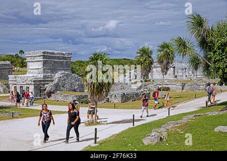 Touristen, die die alten Maya-Ruinen und den Freskentempel in Tulum, der präkolumbianischen Stadt mit Maya-Mauern, Quintana Roo, Halbinsel Yucatán, Mexiko besuchen Stockfoto