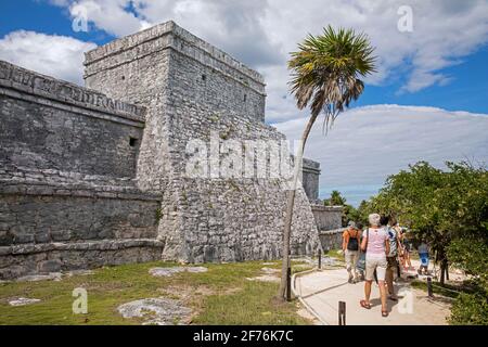 Touristen besuchen die antiken Maya-Ruinen und die Pyramide El Castillo in Tulum, die präkolumbianische Maya-ummauerte Stadt, Quintana Roo, Halbinsel Yucatán, Mexiko Stockfoto