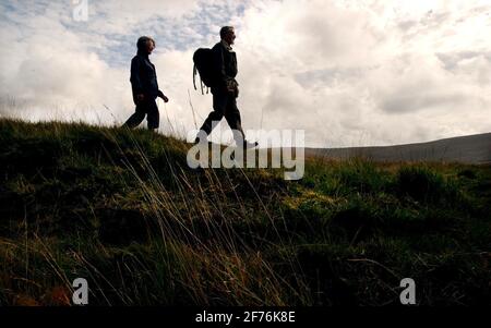 BRIAN UND SHEILA JONES BEIM SPAZIERGANG IM WALD VON BOWLAND,17/9/04 PILSTON Stockfoto