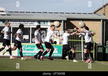 Nailsworth, Großbritannien. April 2021. Ian Henderson von Salford City feiert sein zweites Tor während des Spiels der EFL Sky Bet League 2 zwischen Forest Green Rovers und Salford City am 5. April 2021 im New Lawn, Nailsworth, England. Foto von Dave Peters. Nur zur redaktionellen Verwendung, Lizenz für kommerzielle Nutzung erforderlich. Keine Verwendung bei Wetten, Spielen oder Veröffentlichungen einzelner Clubs/Vereine/Spieler. Kredit: UK Sports Pics Ltd/Alamy Live Nachrichten Stockfoto