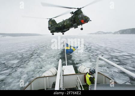 Helicopter Rescue Swimmer Albert Dahlin wird vom Helicopter 4 der schwedischen Luftwaffe, HKP 4, vom Helicopter Battalion, Marinestützpunkt Berga, niedergeschnitten. HKP 4 wurde bei U-Boot-Jagden und Rettungseinsätzen wie der Estonia-Katastrophe eingesetzt. Stockfoto
