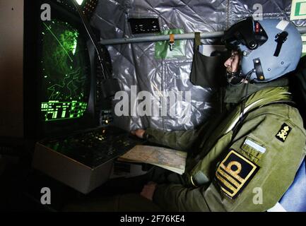 Taktischer Offizier auf dem Hubschrauber 4 der schwedischen Luftwaffe, HKP 4, vom Helicopter Bataillon, Marinestützpunkt Berga. HKP 4 wurde bei U-Boot-Jagden und Rettungseinsätzen wie der Estonia-Katastrophe eingesetzt. Stockfoto